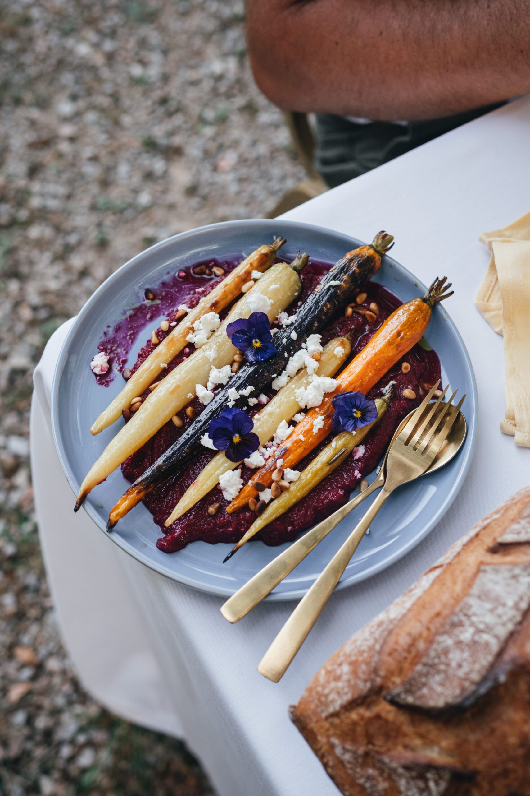 Carottes de saisons rôties sur un lit de houmous à la betteraves chez Caractère traiteur à Toulouse