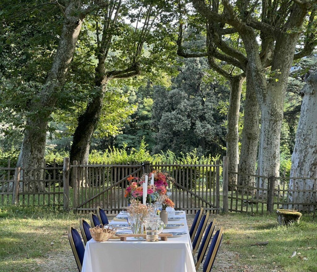 Traiteur mariage sur-mesure, Caractère adapte son format à vos envies comme avec ce magnifique buffet en extérieur