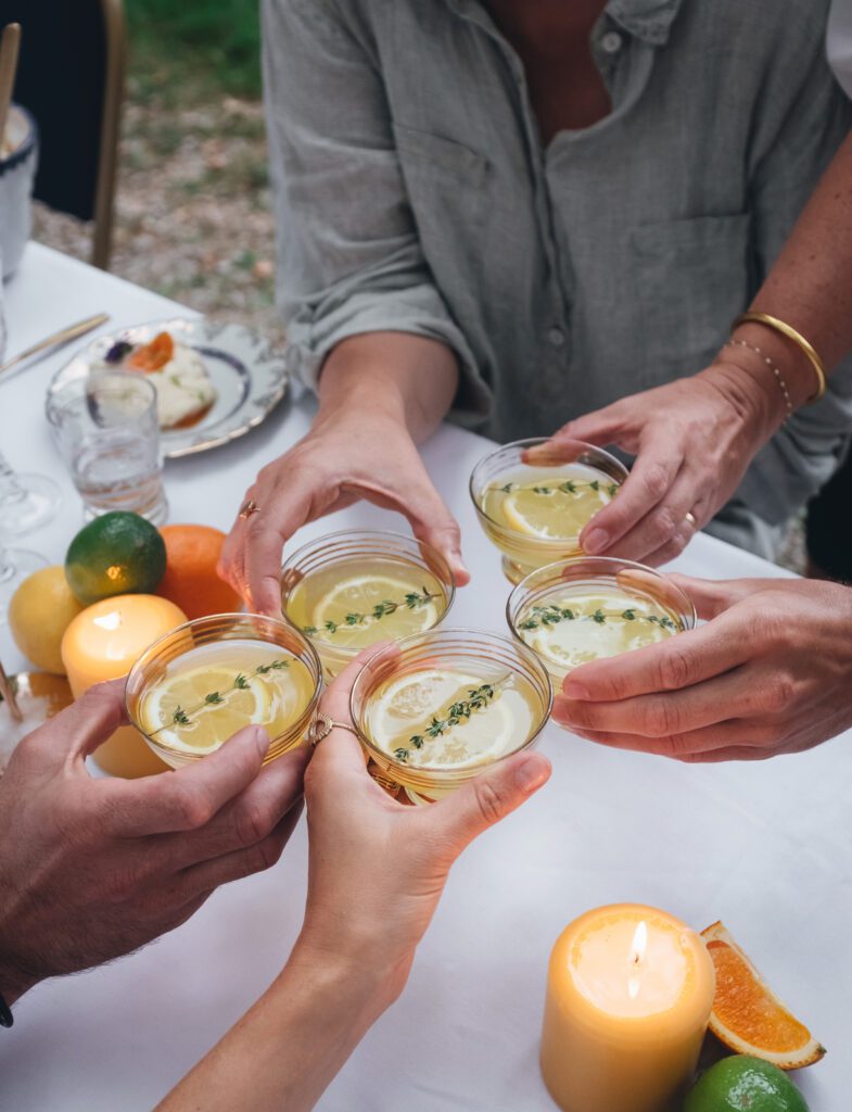 Convivialité à un banquet de mariage par Caractère traiteur sur-mesure